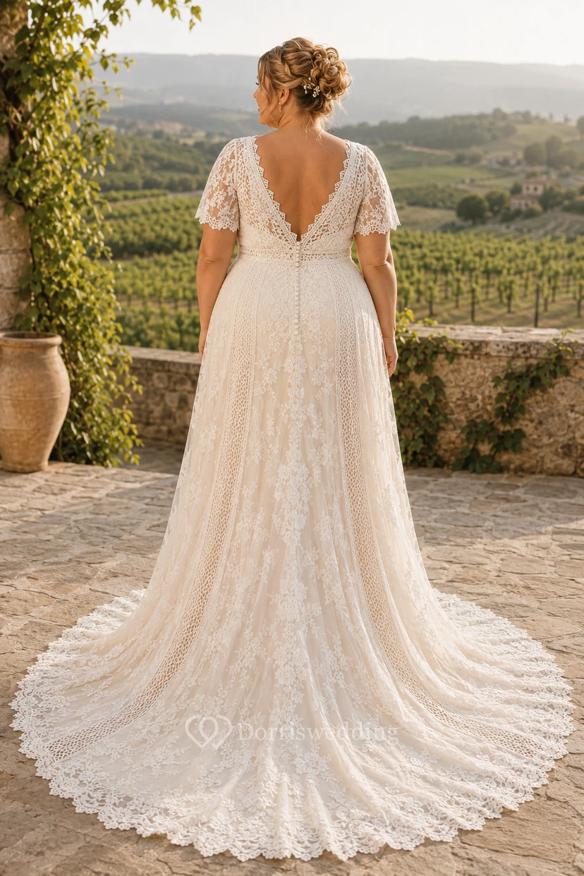 Robe de mariée grande taille en dentelle, col en V, coupe trapèze, manches courtes et traîne view 2
