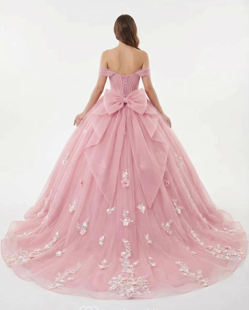 Vestido de fiesta de quinceañera color rosa rubor con hombros descubiertos y apliques florales. view 2