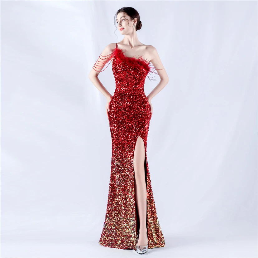 Robe de soirée longue à une épaule, ornée de plumes d'autruche, de perles et de sequins, avec col asymétrique et fente haute. view 31