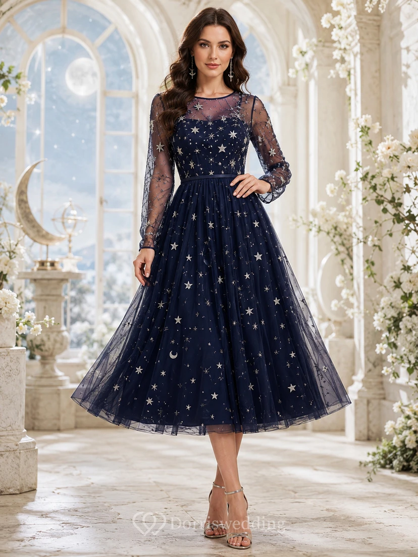 Robe de cocktail bleu marine foncé à manches longues en tulle céleste, coupe trapèze, ornée de bijoux.