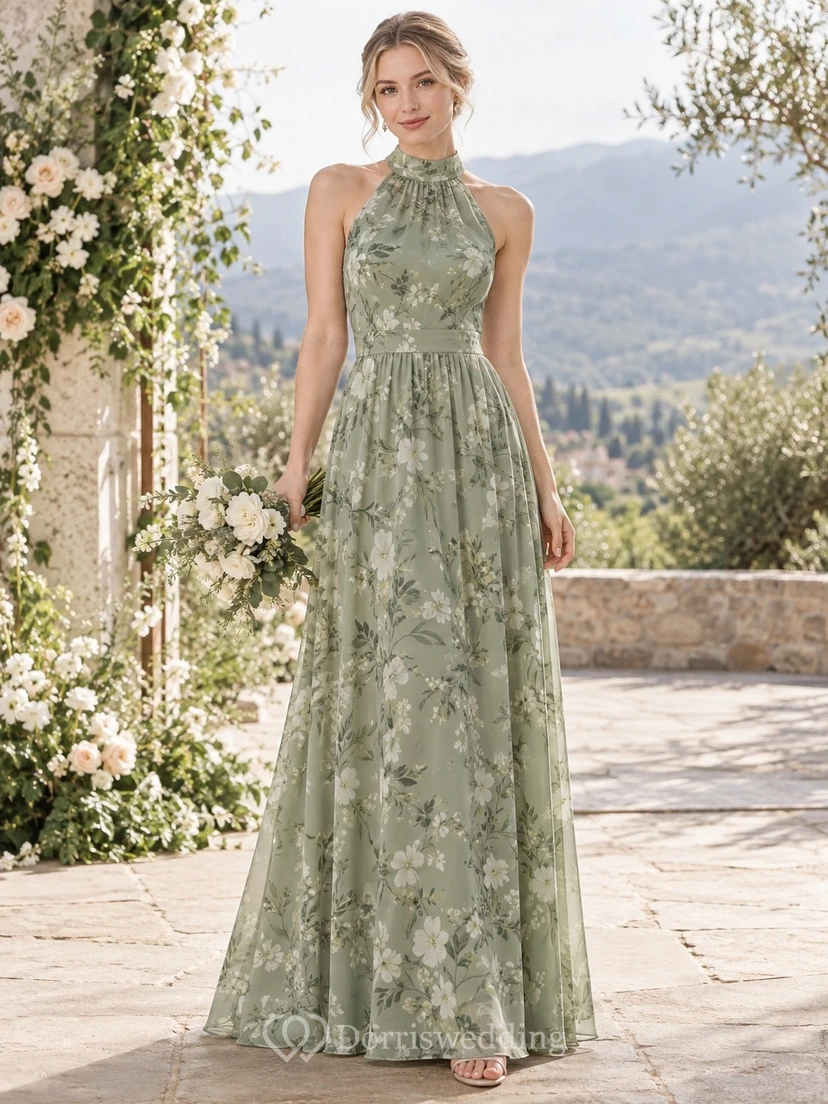 Vestido de dama de honor de gasa largo hasta el suelo, sin mangas, con cuello alto y estampado botánico en color salvia.