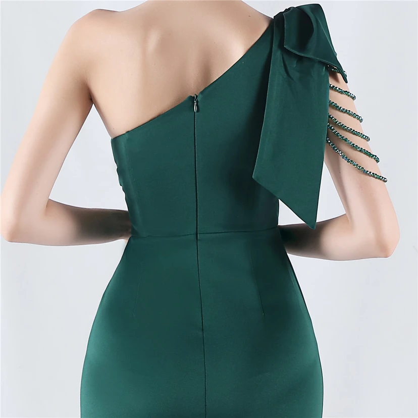 Vestido de noche de satén de alta gama con encaje de diamantes y diseño artesanal. view 17