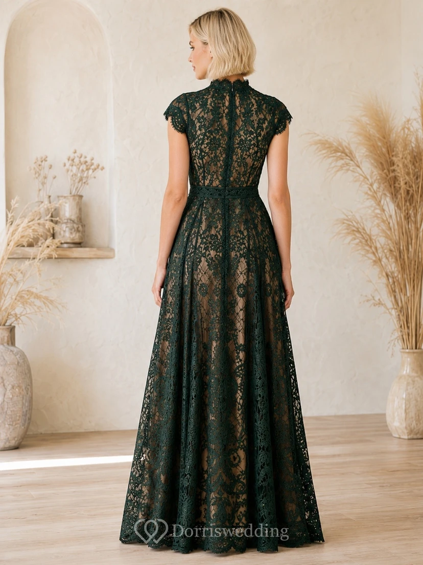 Vestido de noche bordado de encaje verde oscuro con cuello joya y mangas cortas view 2