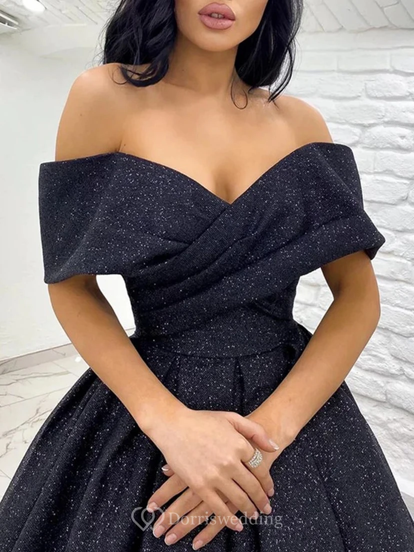 Robe de bal noire à sequins, épaules dénudées, coupe trapèze view 4