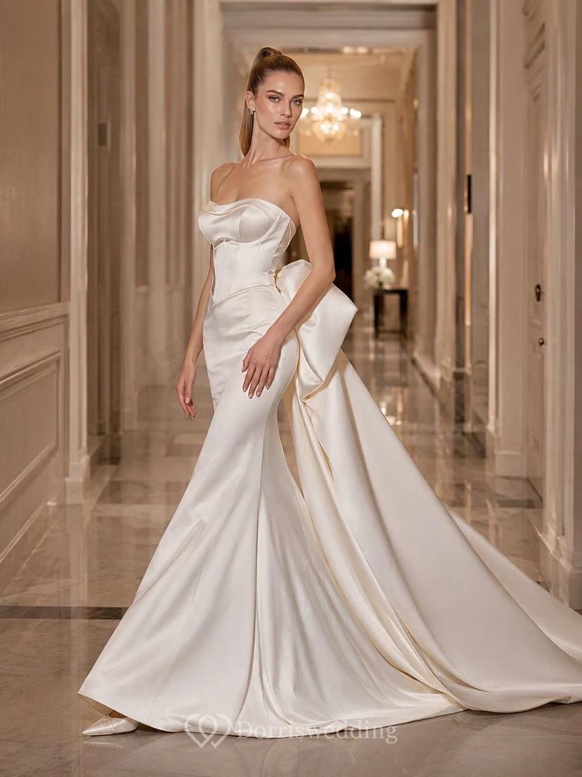 Trägerloses, herzförmiges Brautkleid aus drapiertem Satin mit Schleife und moderner Kapellenschleppe