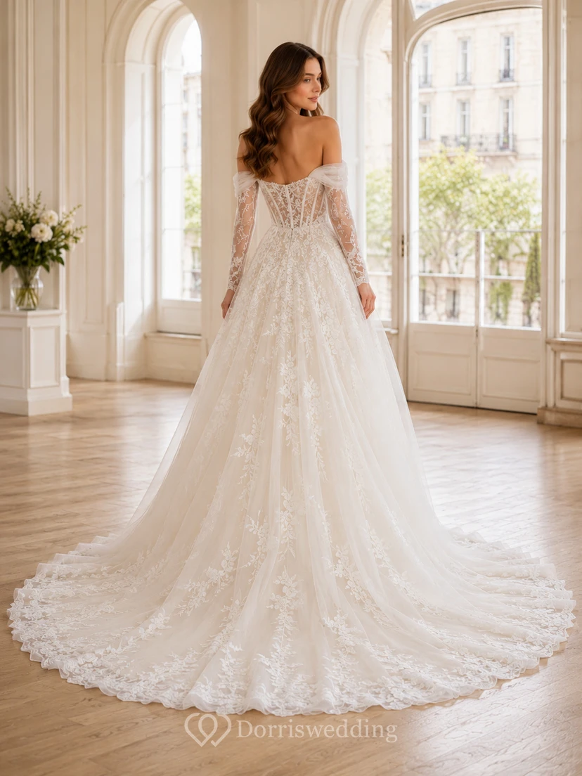 Robe de mariée champêtre en tulle et dentelle fine, épaules dénudées, manches longues, coupe trapèze, traîne chapelle, ornée d'appliqués floraux. view 2