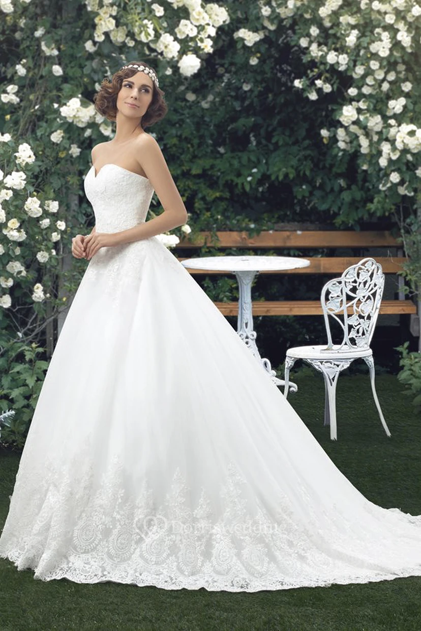 Robe de bal sans manches ornée de dentelle et de boutons, décolleté en cœur view 3