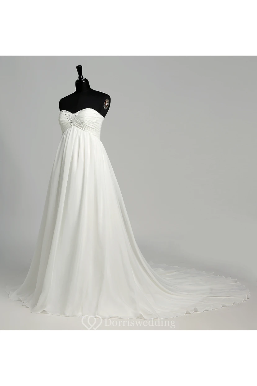 Robe de mariée en mousseline de soie, coupe trapèze, décolleté cœur sans manches, longueur au sol, avec traîne courte. view 7