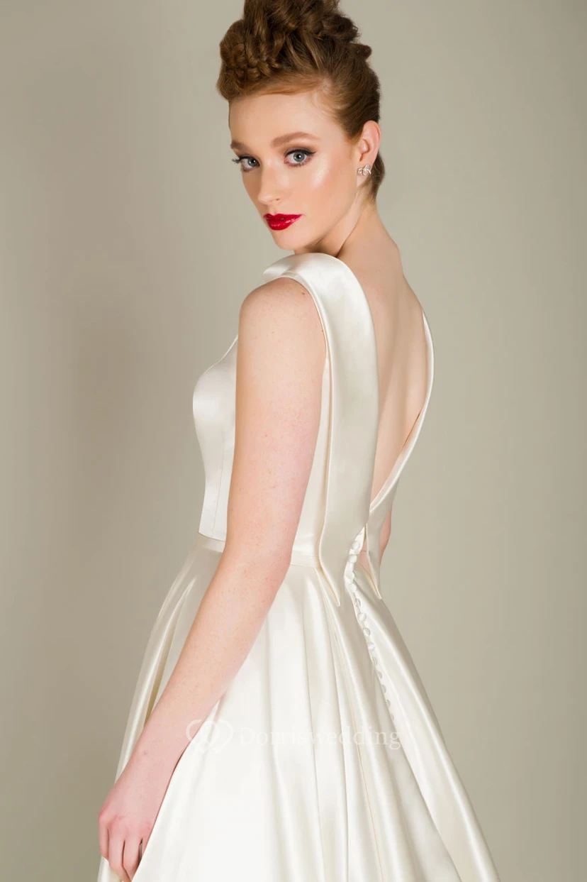 Robe de mariée élégante en satin, longue jusqu'au sol, sans manches, avec col rond et fronces. view 2