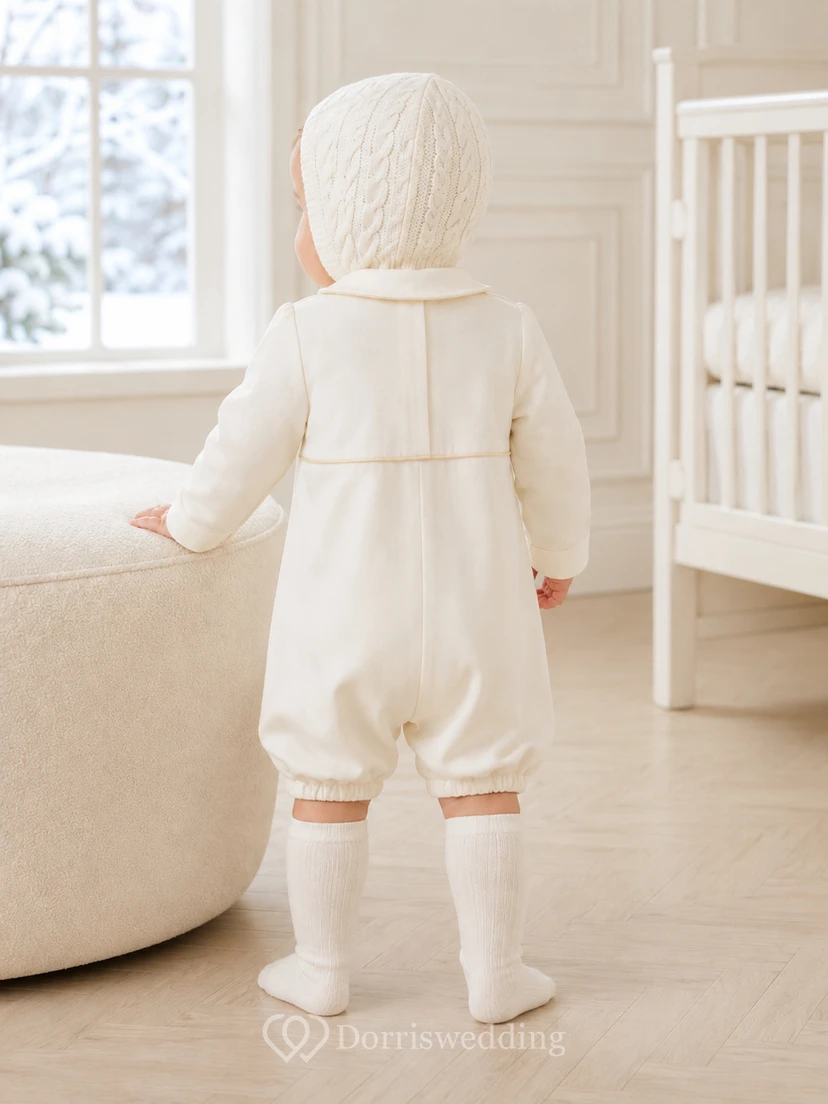 Elfenbeinfarbener, langärmeliger Baby-Taufoverall mit Zopfmuster, Haube und Abnähern view 2