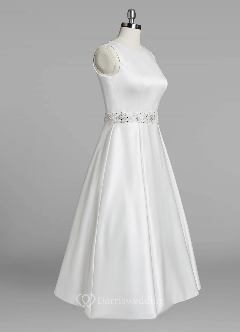 Robe de mariée en satin, longueur thé, sans manches, col rond, coupe trapèze, ornée de perles view 2