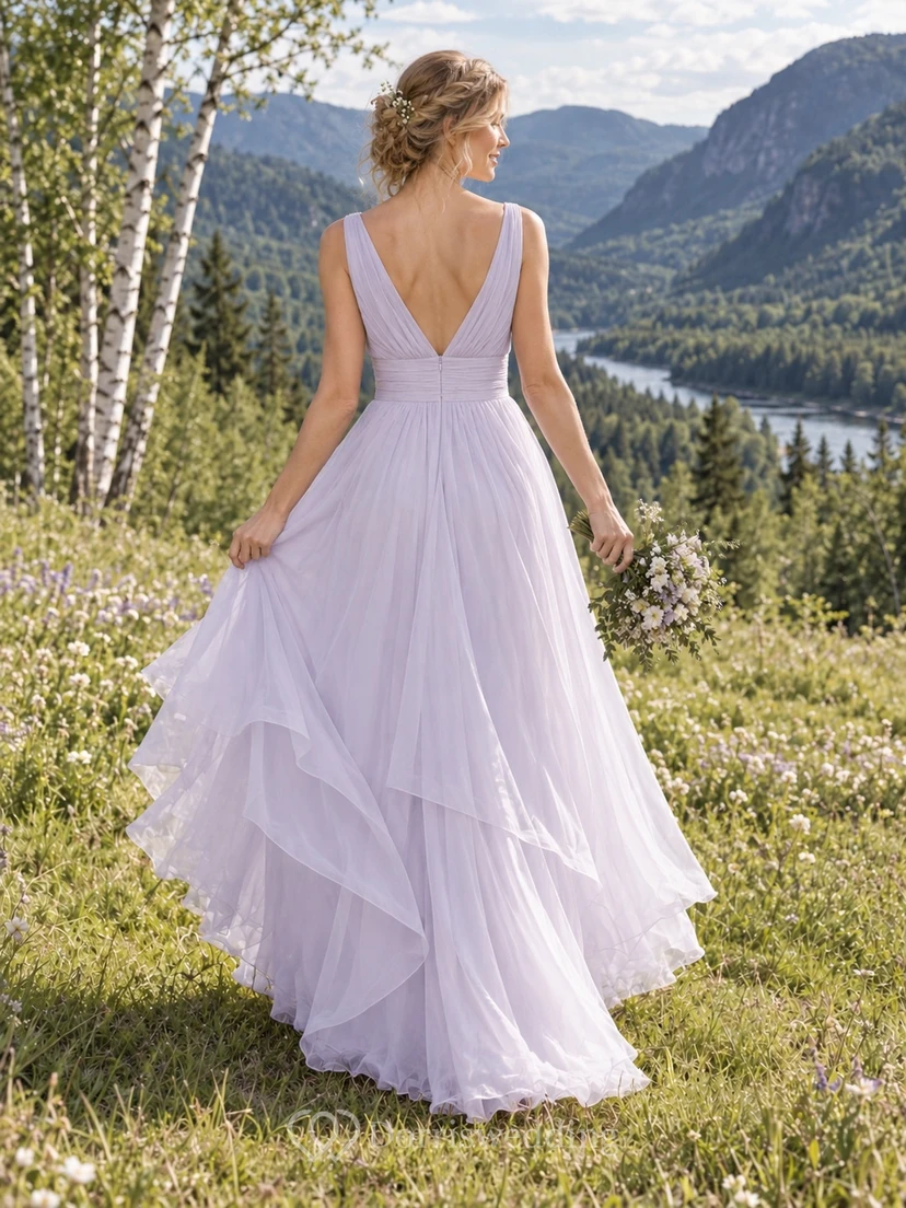 Vestido de novia de voile de algodón color lavanda empolvado con escote en V, falda asimétrica de capas y cola. view 2