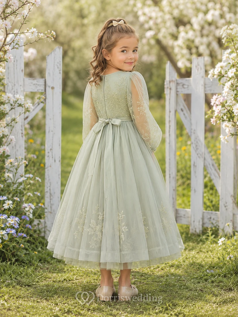 Salbeigrünes Tüllkleid mit Bischofsärmeln, Teelänge und A-Linien-Schnitt, perfekt für Blumenmädchen und Gartenhochzeiten. view 2
