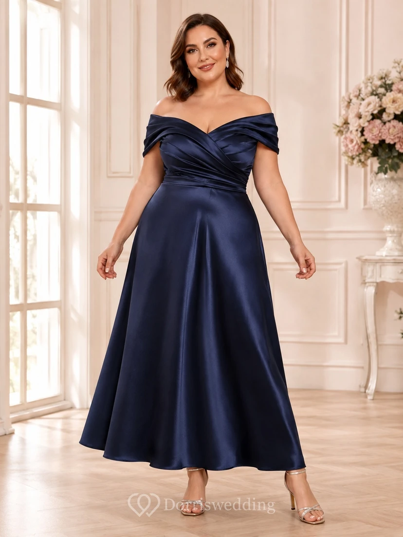 Robe de soirée grande taille bleu marine foncé en satin, coupe trapèze, épaules dénudées, longueur cheville, idéale pour les invitées.