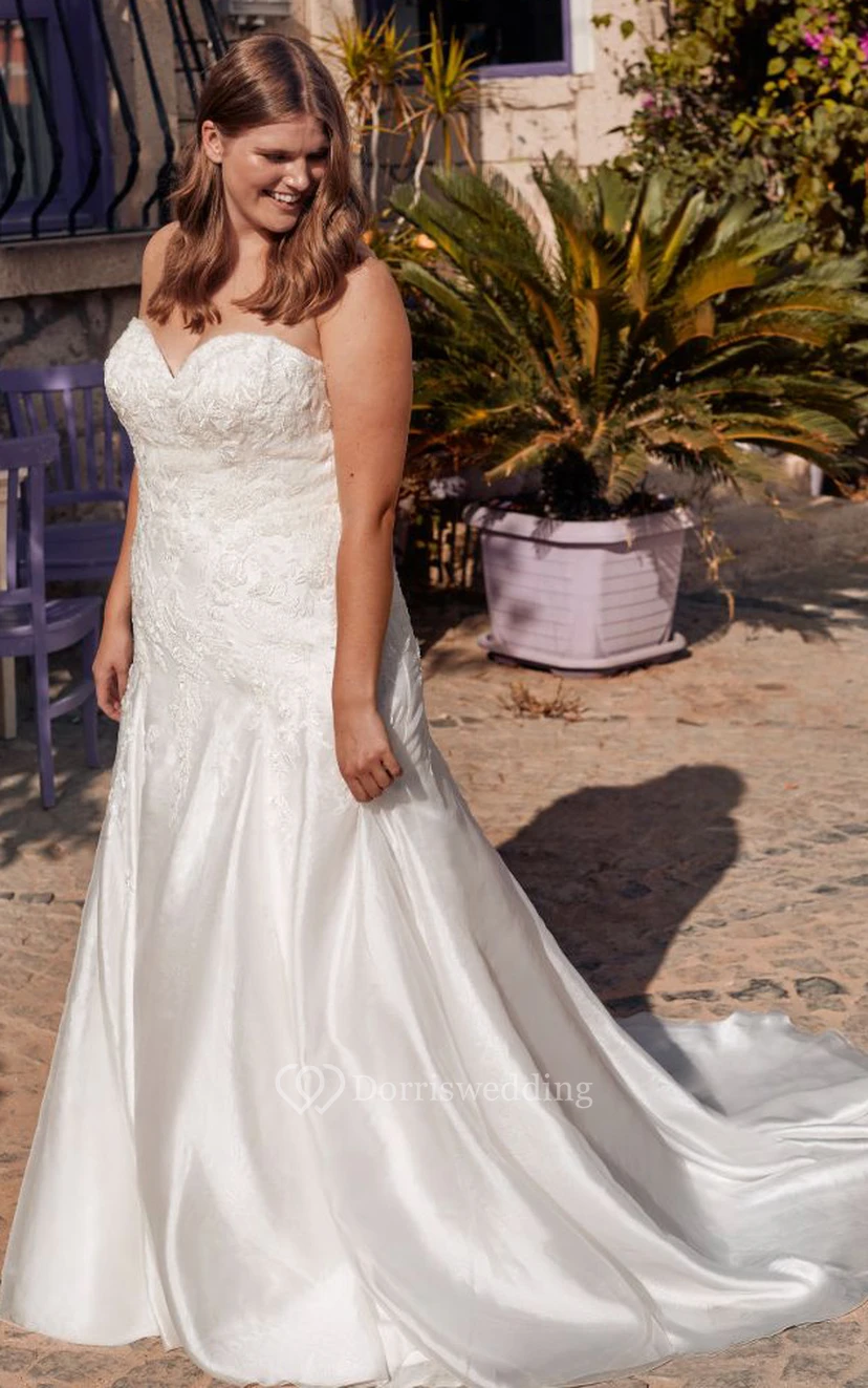 Robe de mariée élégante en satin, longue jusqu'au sol, à manches courtes, coupe trapèze, dos nu, ornée d'appliqués view 3