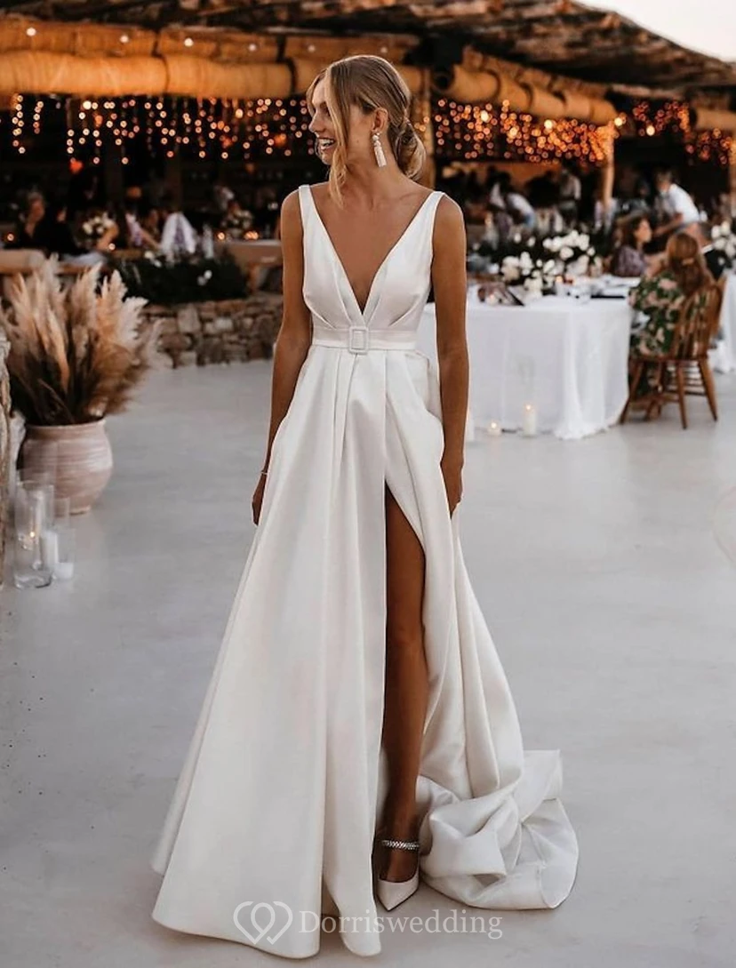 Modernes A-Linien-Brautkleid aus Satin mit V-Ausschnitt und hohem Beinschlitz view 4