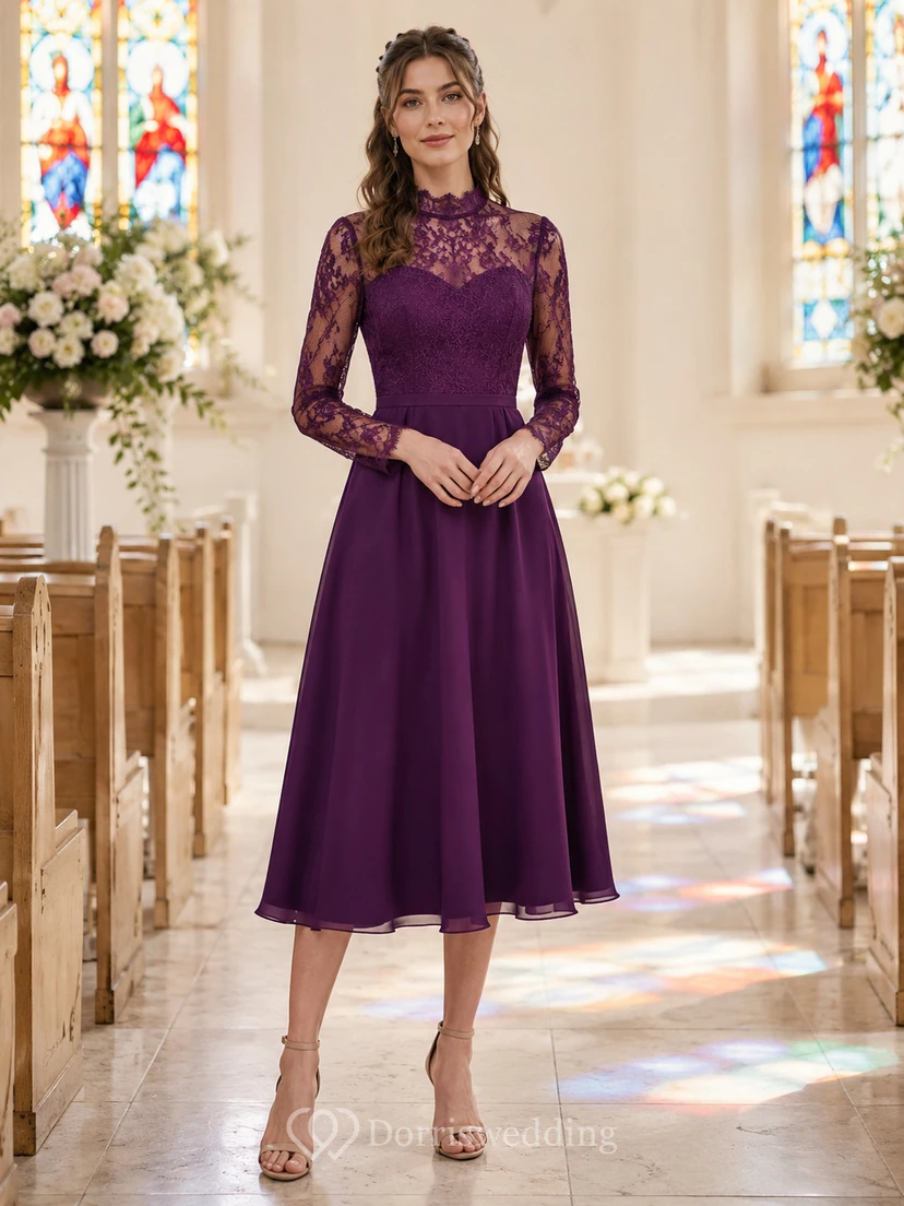 Robe prune pour invitée à un thé de chapelle, col montant et manches en dentelle