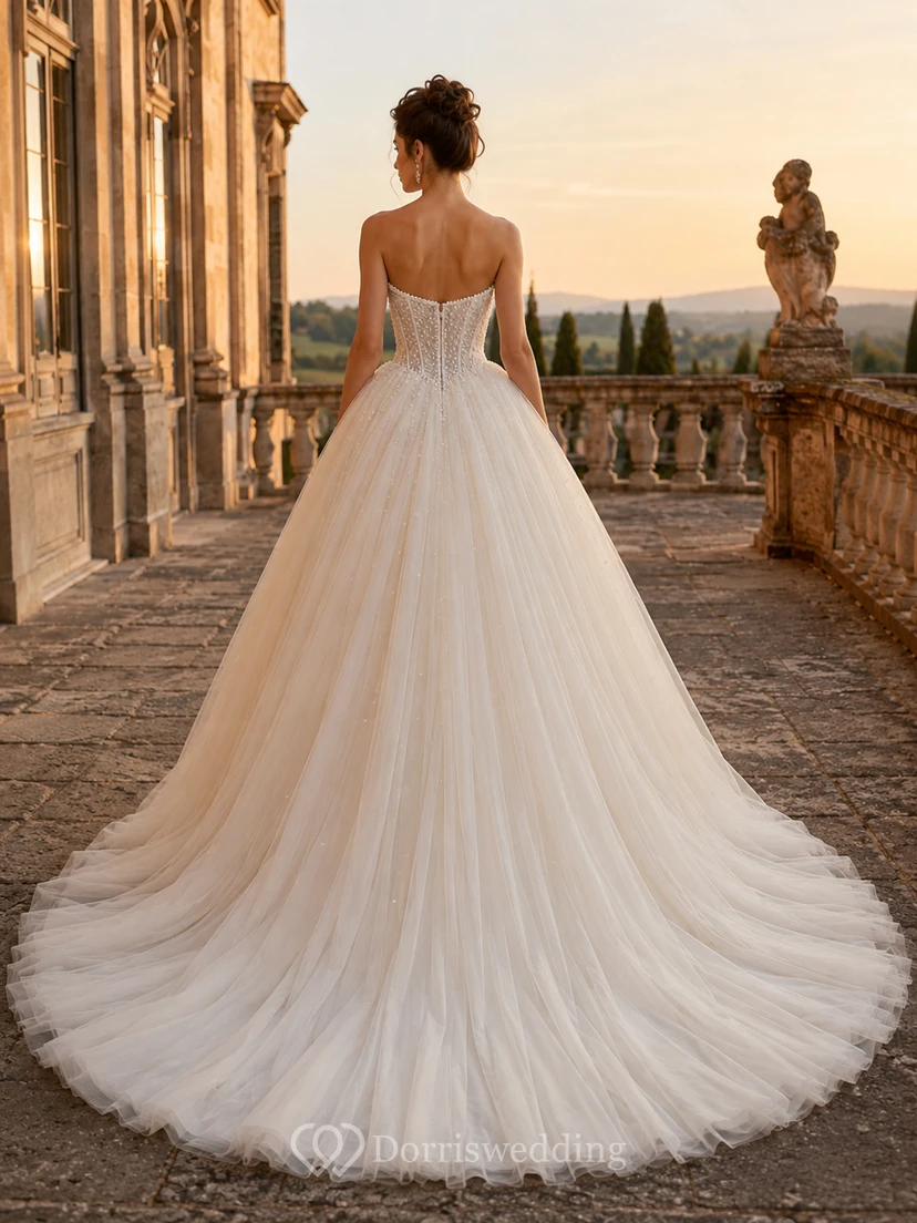Robe de bal bustier en tulle ornée de perles, ornée d'un corset, pour un mariage de destination. view 2