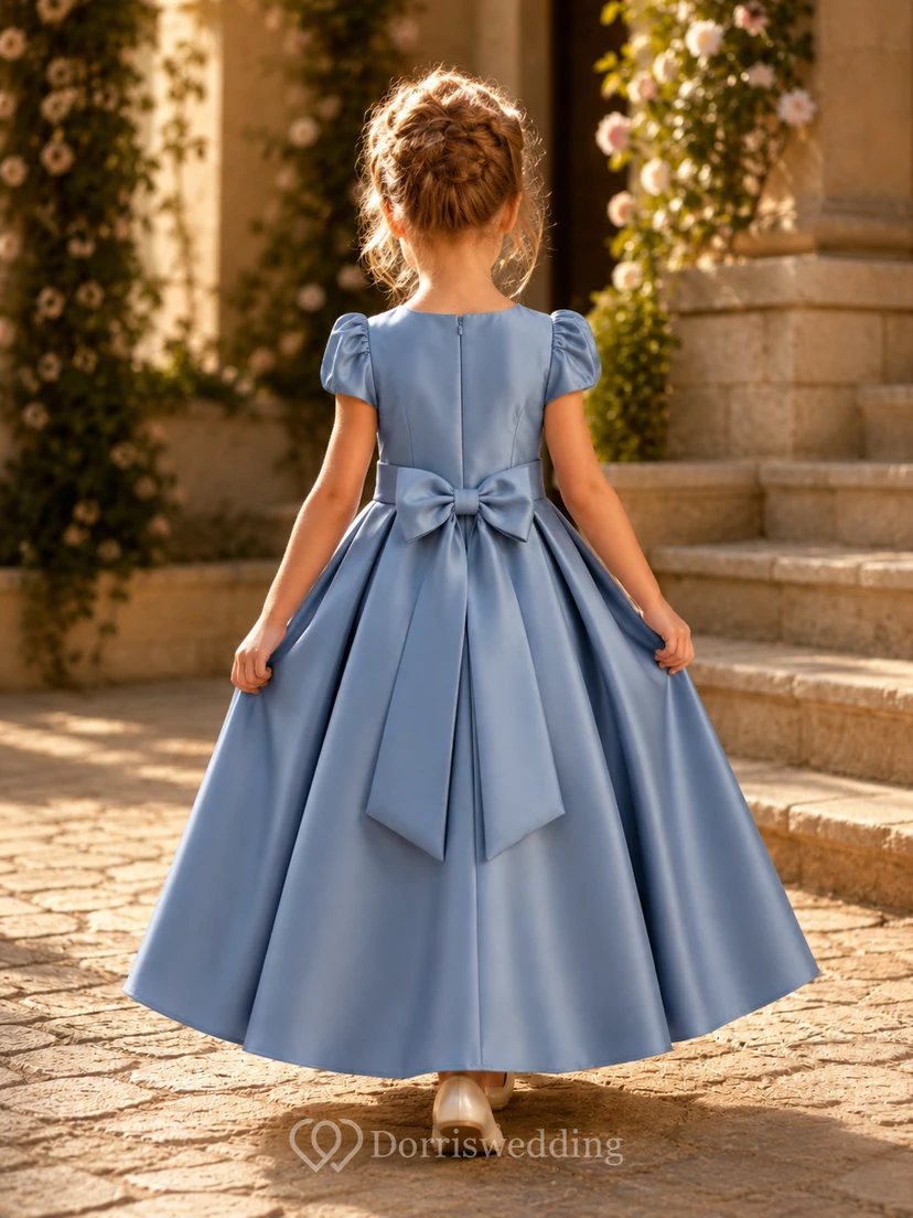 Robe de demoiselle d'honneur bleu océan en satin, coupe trapèze, manches bouffantes, encolure bijou et jupe longue ornée d'un nœud. view 2