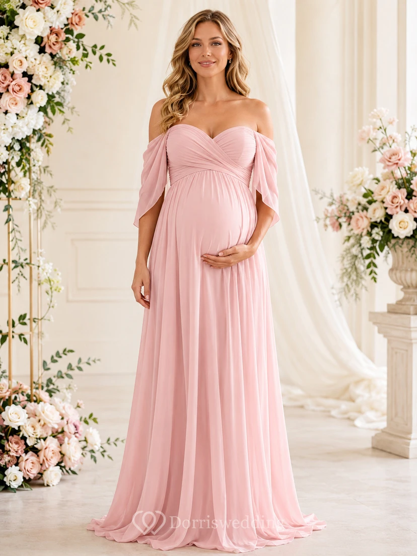 Elegante vestido de fiesta largo de gasa color rosa rubor para embarazadas, con hombros descubiertos y mangas drapeadas.