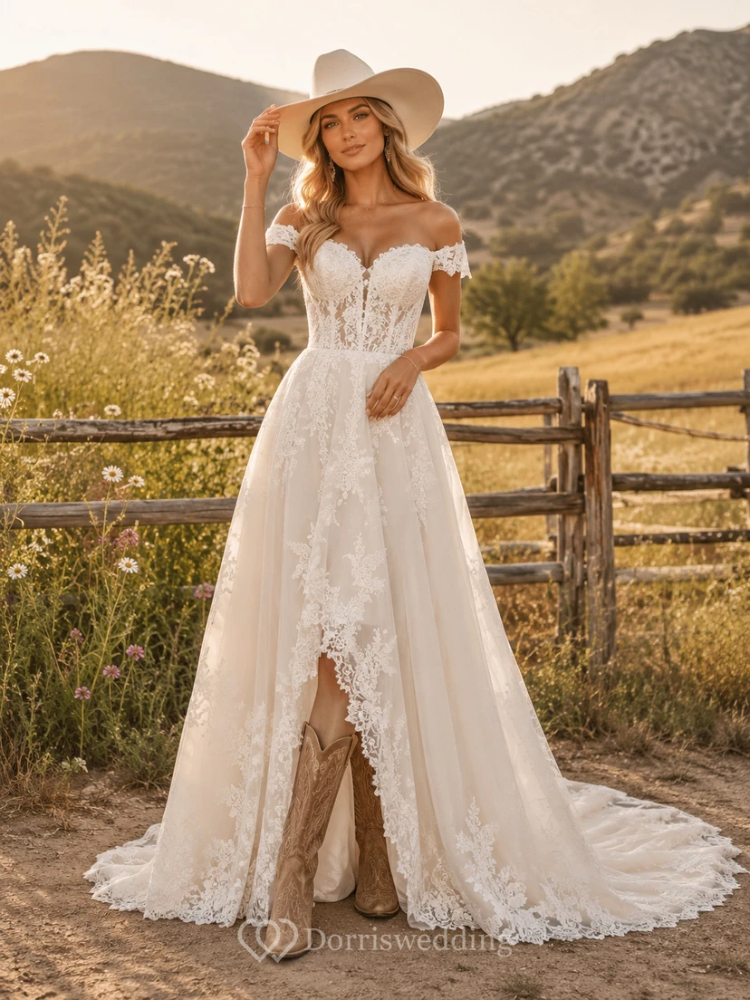 Robe de mariée champêtre en tulle et dentelle, coupe trapèze, épaules dénudées, traîne chapelle et dos corset lacé fendu