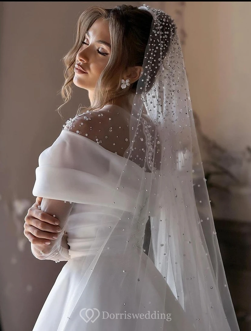 Robe de bal à épaules dénudées avec manches illusion ornées de perles view 2