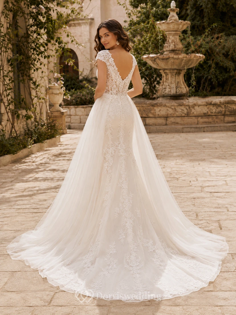 Robe de mariée romantique en dentelle et tulle, décolleté plongeant en V, coupe trapèze, ornée d'appliques et d'un dos nu. view 2