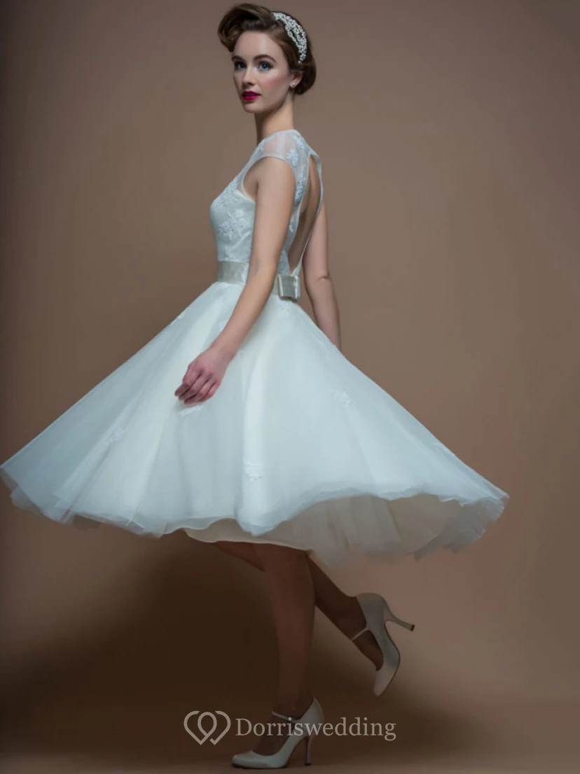 Robe de mariée en organza, coupe trapèze, col rond, sans manches, longueur thé, ornée d'appliques et d'une encolure en V.