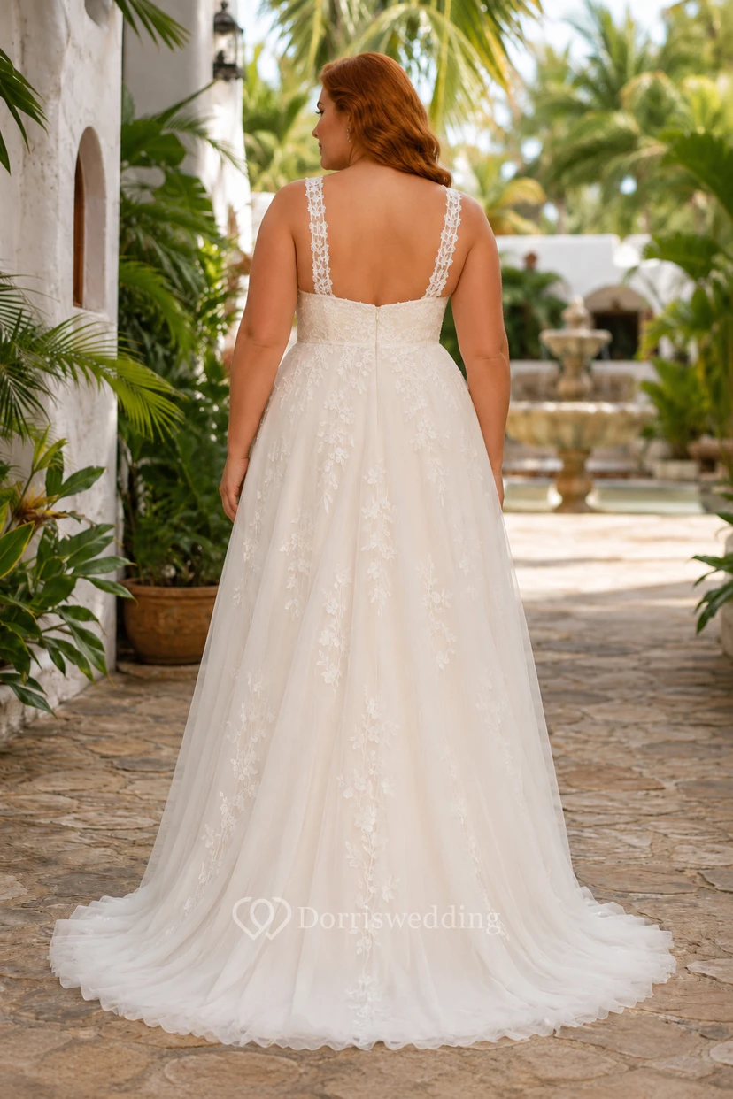 Robe de mariée grande taille en dentelle, coupe trapèze, col carré et larges bretelles view 2