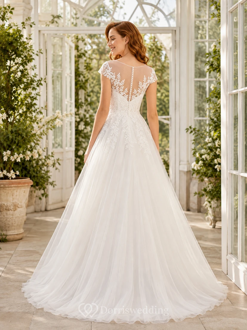 Robe de mariée romantique coupe A, décolleté bateau, dentelle illusion, manches courtes, style chapelle, idéale pour un jardin. view 2