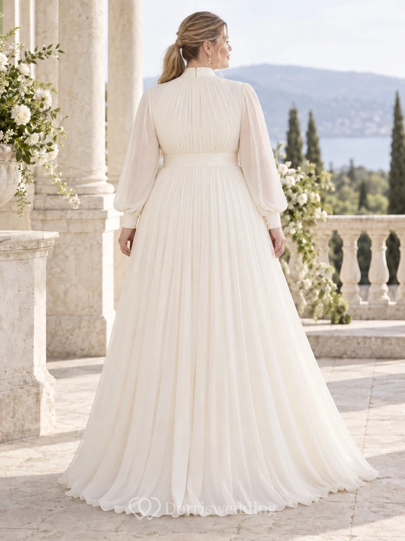 Vestido de novia de gasa de corte imperio, manga larga y cuello alto, con falda fruncida en línea A. view 2