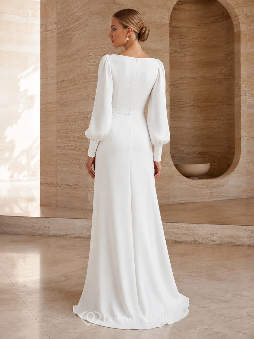 Robe de mariée fourreau en satin à manches bouffantes et coutures apparentes, style moderne et épuré. view 2