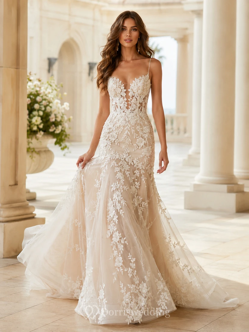 Robe de mariée champêtre en dentelle et tulle sans coutures, décolleté en V, bretelles, sans manches, coupe trapèze, traîne chapelle, applications florales.