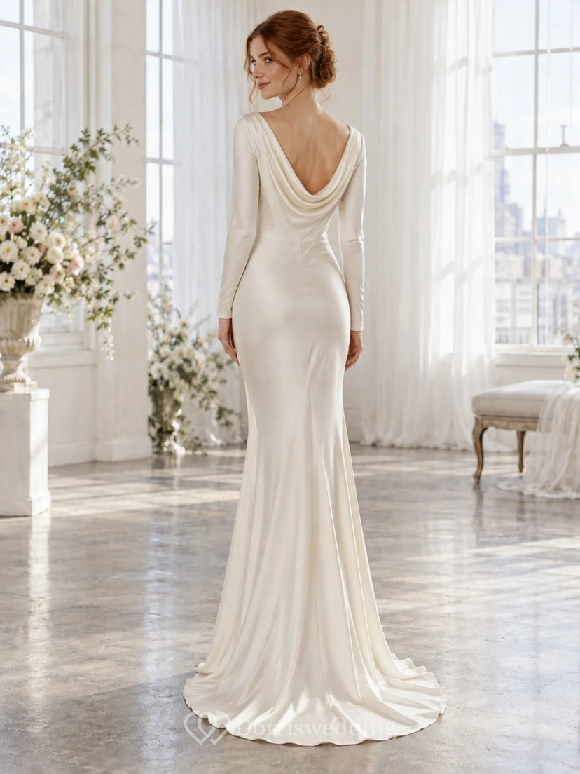Robe de mariée fourreau simple en satin à manches longues, col bénitier et traîne. view 2