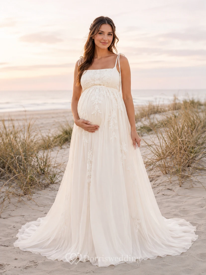 Robe de mariée en tulle style empire, épaules dénudées, longueur au sol, idéale pour la plage.