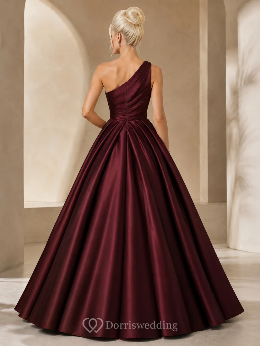 Burgunderrotes, schulterfreies, gerafftes Satin-Ballkleid, bodenlang, modern view 2
