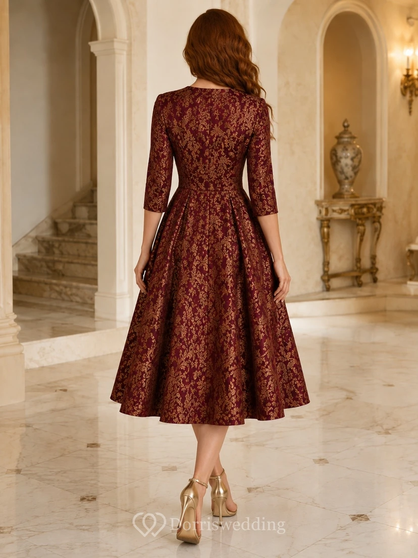 Burgunderfarbenes, formelles Kleid in Teelänge mit V-Ausschnitt, langen Ärmeln und Jacquardmuster. view 2