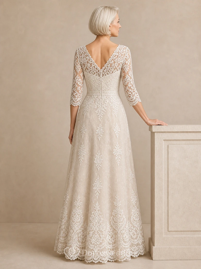 Robe de mariée sobre en dentelle, coupe trapèze, longueur au sol, manches trois-quarts, à bordures discrètes, pour les mariées plus âgées view 2
