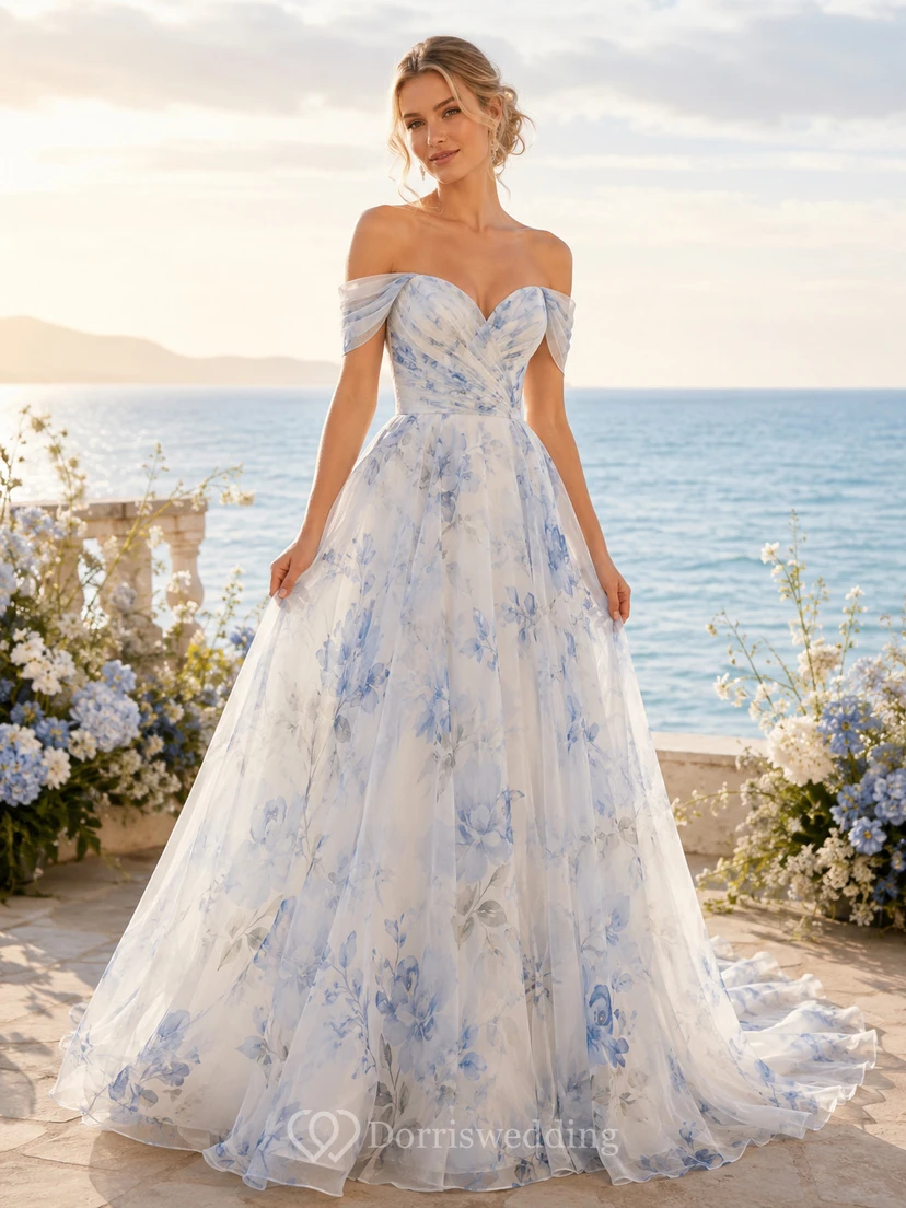 Blaues, schulterfreies Brautkleid aus Organza mit Blumenmuster für eine Strandzeremonie
