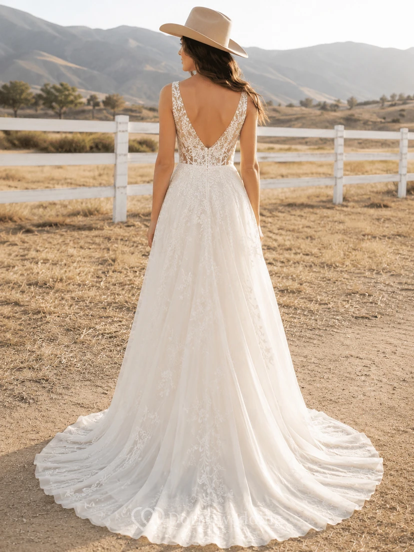 Robe de mariée champêtre en tulle et dentelle, coupe trapèze, col en V, sans manches, traîne et fente dans le dos. view 2