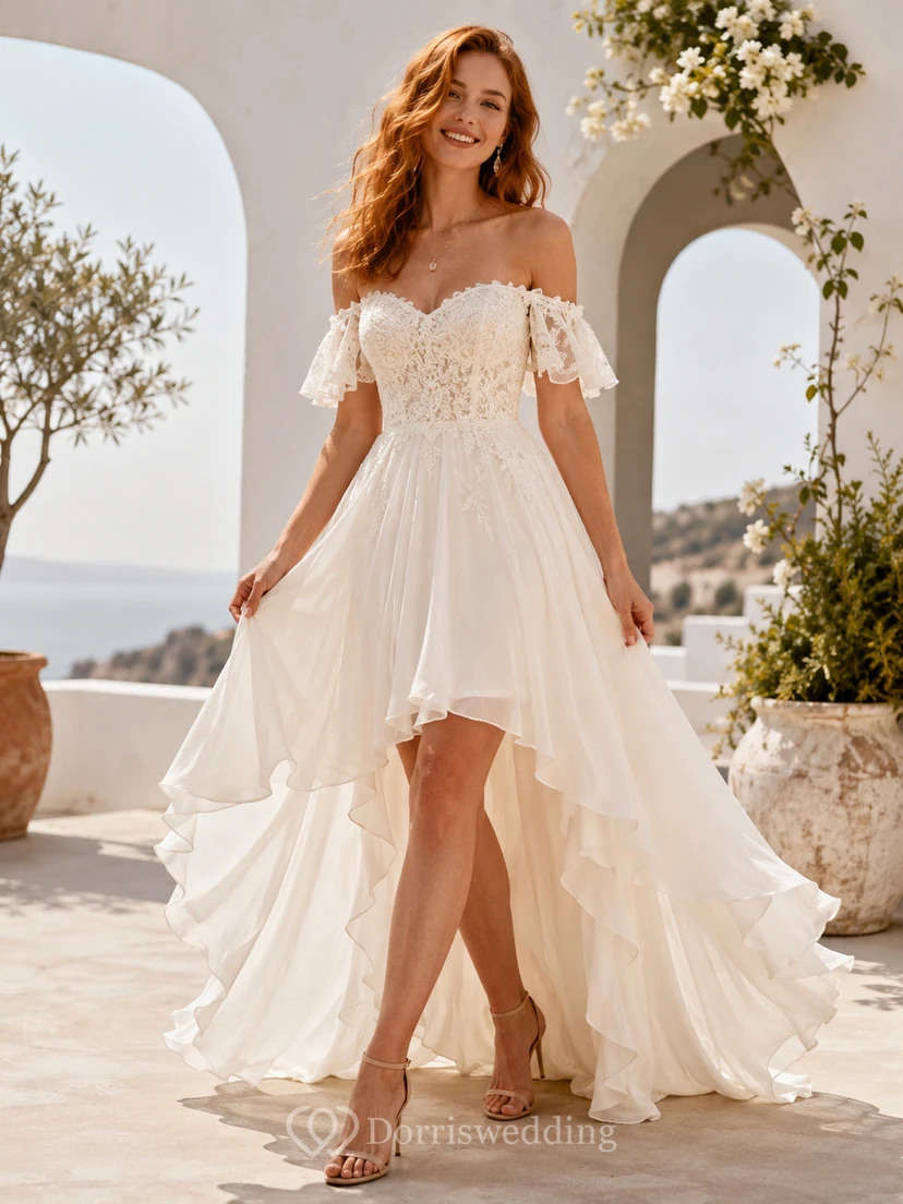 Vestido de novia romántico bohemio de gasa y encaje con escote asimétrico y hombros descubiertos para la playa.