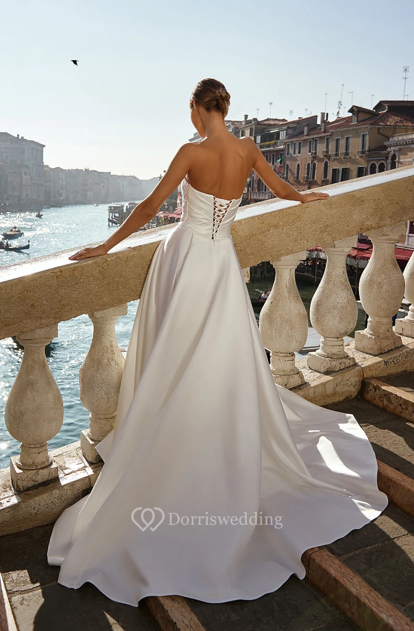 Trägerloses Brautkleid aus Satin mit Schlitz vorne und Schnürung am Rücken view 2