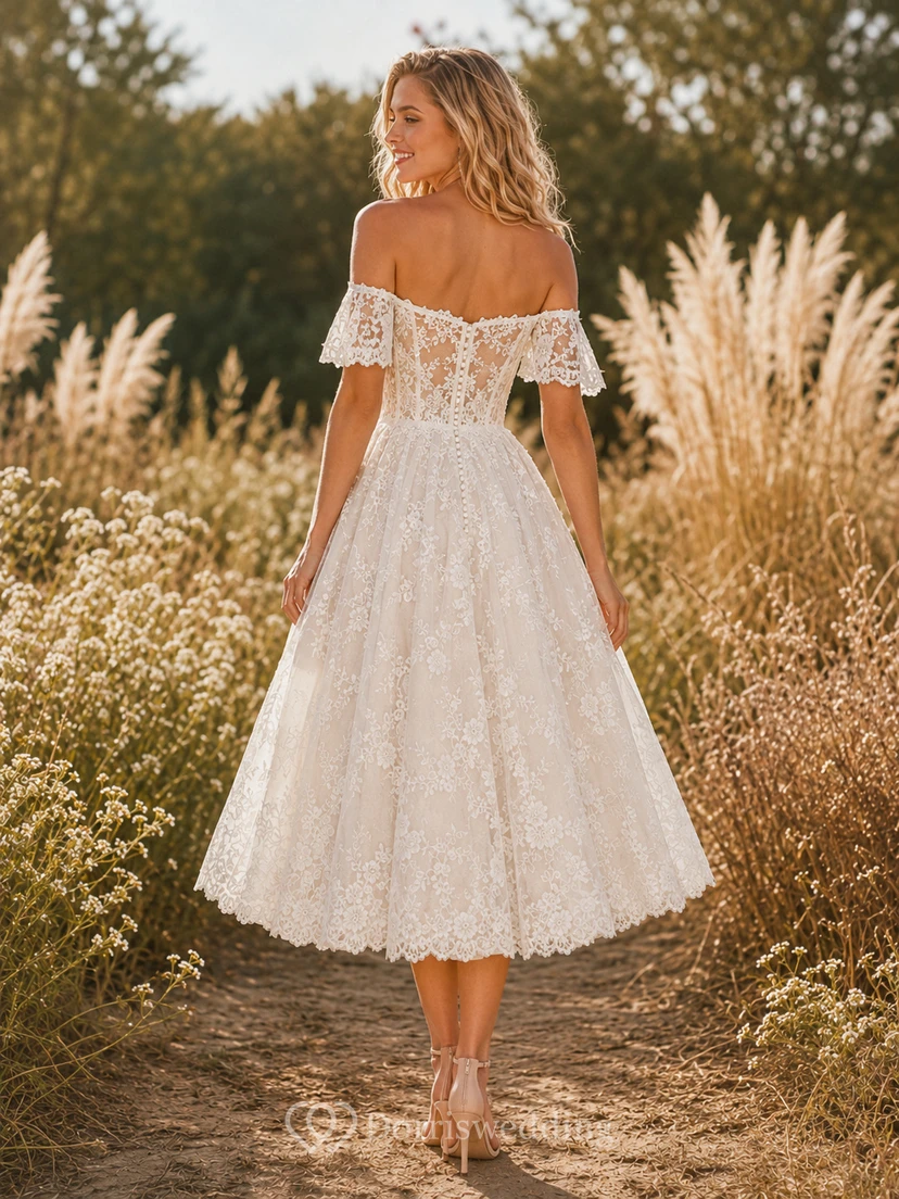 Vestido de novia bohemio de encaje con escote palabra de honor y largo hasta la rodilla para ceremonia en jardín campestre view 2