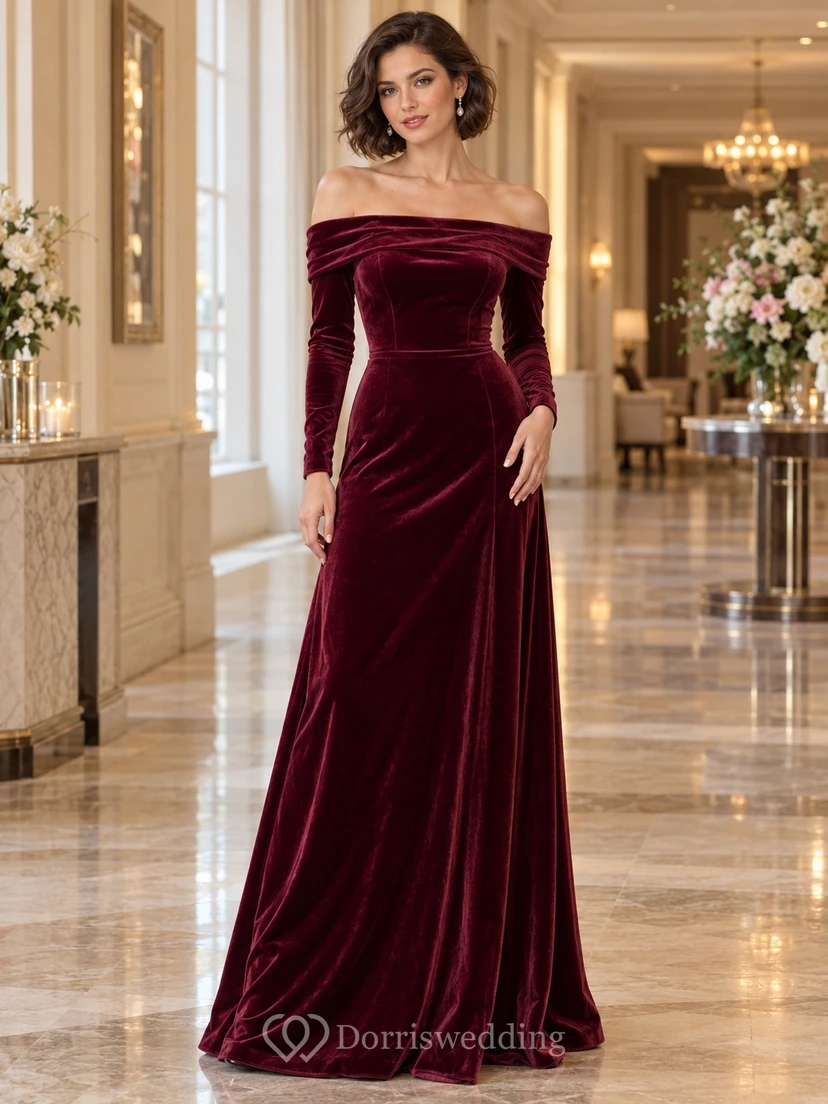 Vestido de noche largo de terciopelo burdeos, corte recto, con hombros descubiertos y fruncido, de manga larga y escote Bardot.