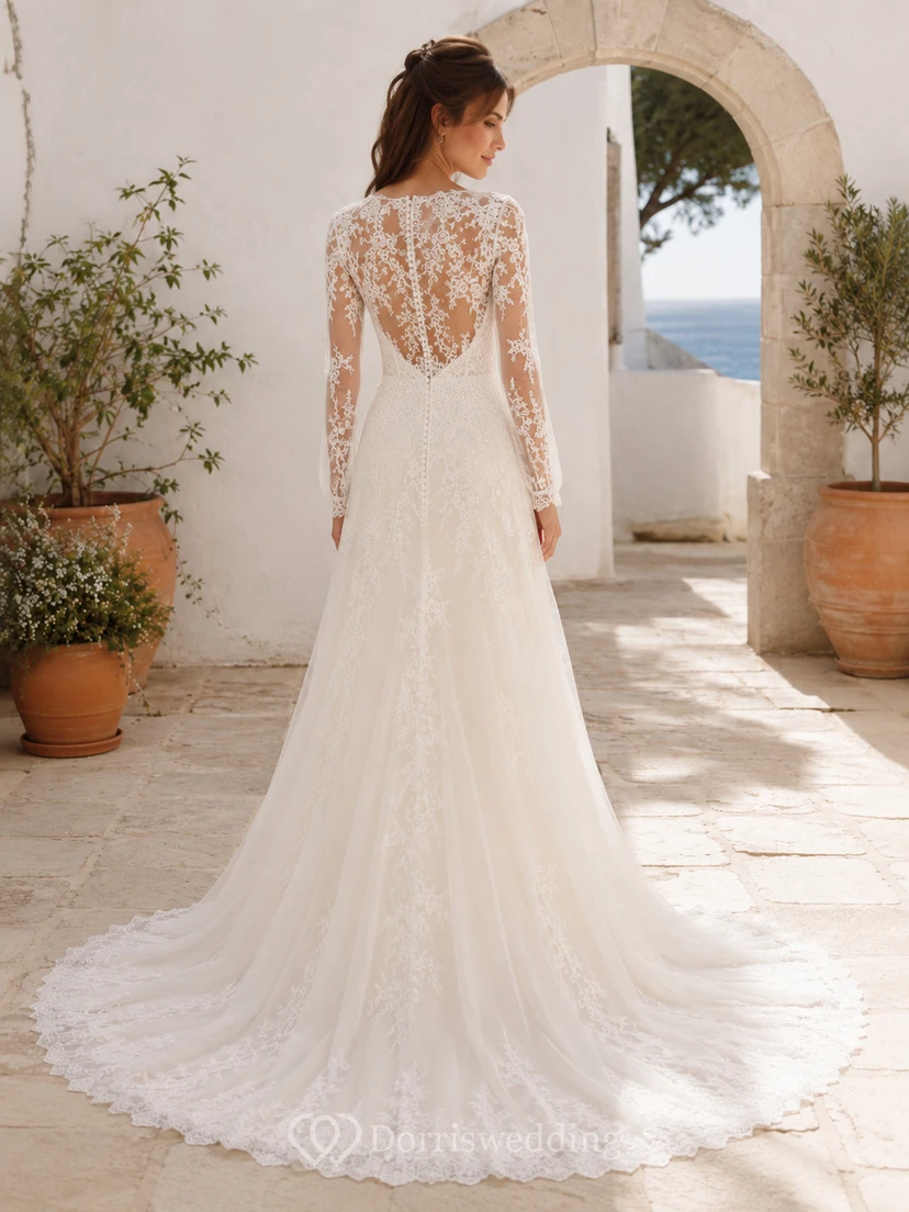 Robe de mariée trapèze en dentelle florale à manches longues illusion et décolleté plongeant, coupe chapelle, en dentelle florale. view 2