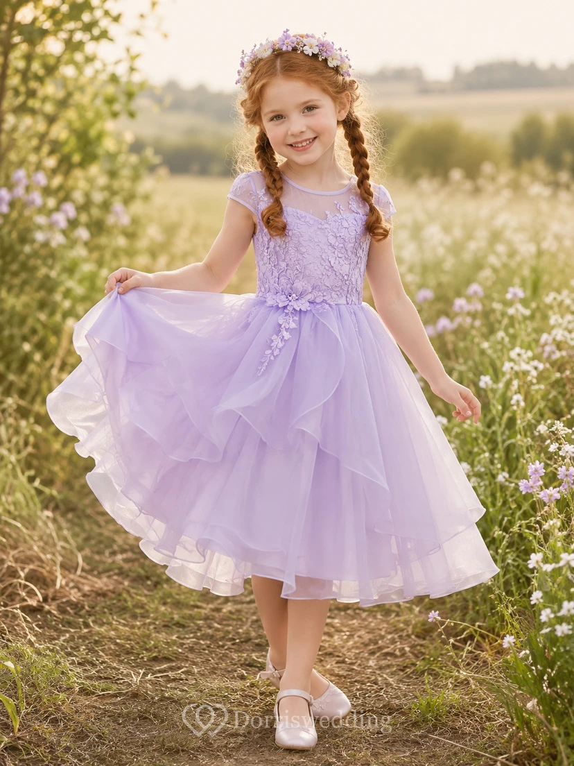 Robe mi-longue en organza lilas à manches courtes en dentelle et dentelle, ornée de volants en cascade, idéale pour une petite fille d'honneur.