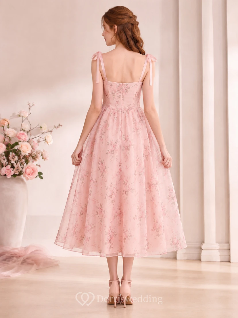 Robe de soirée en tulle rose poudré à encolure carrée sans manches et longueur thé, ornée de fleurs et d'un col carré. view 2