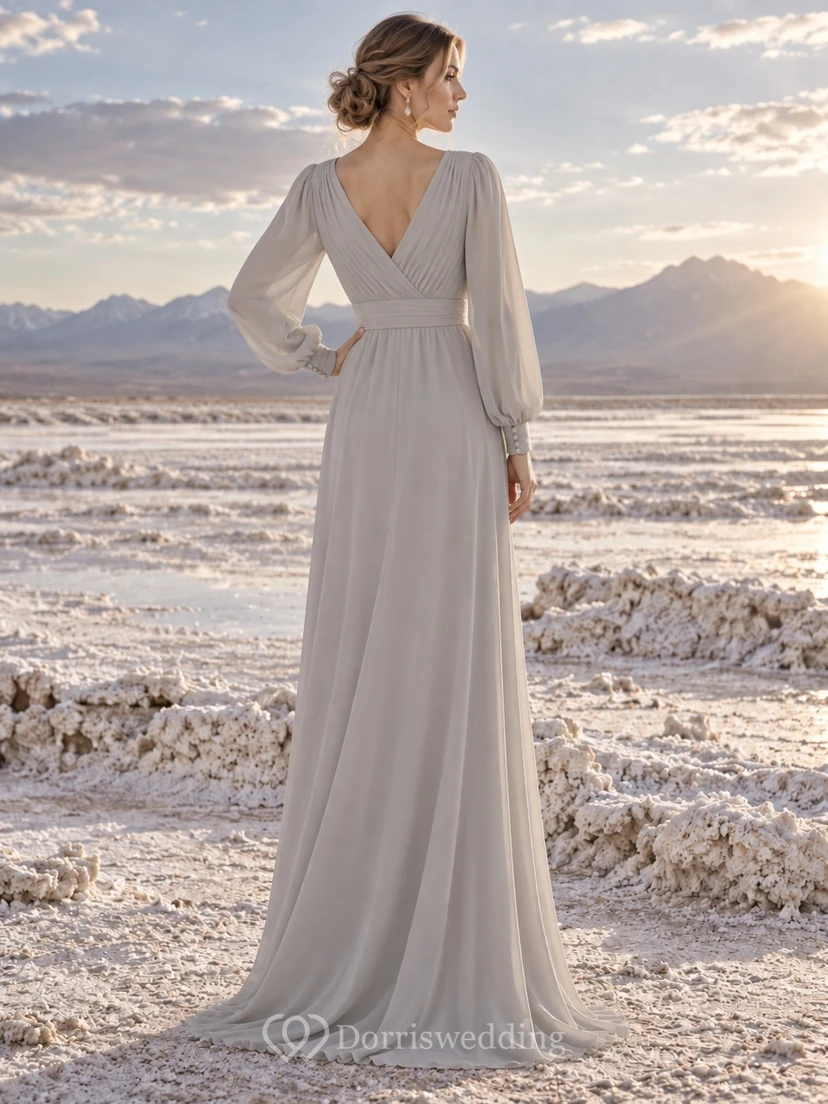 Sencillo vestido de novia plateado de manga larga con escote en V cruzado y cintura fruncida. view 2