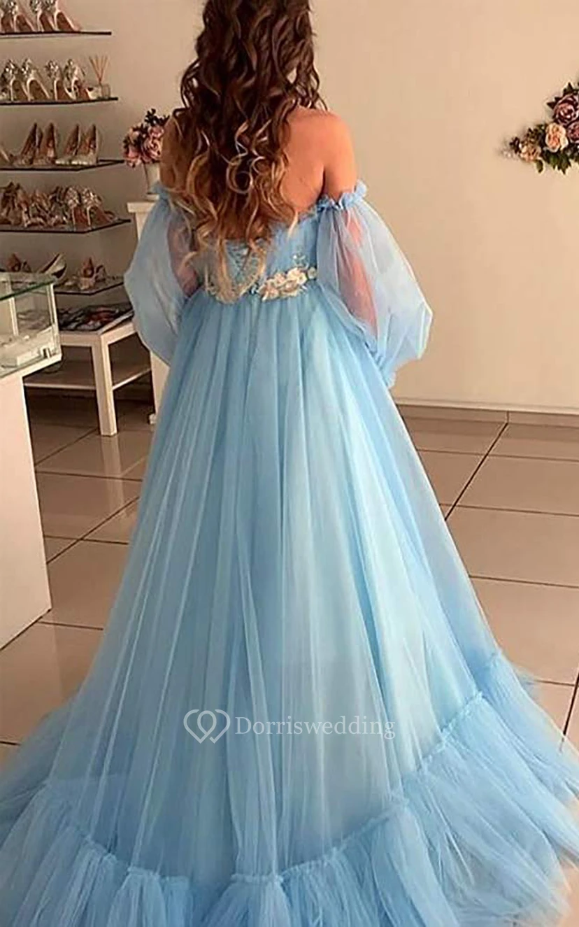 Vestido de gala etéreo de manga larga con cola de tul hasta el suelo y volantes. view 2