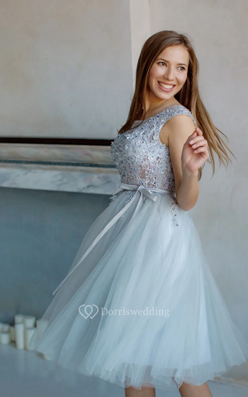 A-Linien-Kleid, knielang, mit kurzen Ärmeln, Tüllfalten, Applikationen und tiefem V-Ausschnitt am Rücken view 4